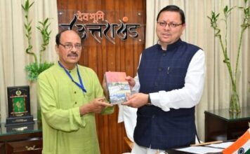 Uttarakhand:-वरिष्ठ पत्रकार एवं लेखक जय सिंह रावत ने सीएम धामी से की मुलाकात,अपनी पुस्तक ‘बदलते दौर से गुजरती जन जातियां’ की भेंट