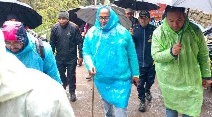 Char Dham Yatra:-नोडल अधिकारी केदारनाथ यात्रा व्यवस्था डॉ.पुरुषोत्तम ने गौरीकुंड से केदारनाथ तक पैदल चल कर,यात्रा मार्ग पर व्यवस्थाओं एवं सुविधाओं का लिया जायजा