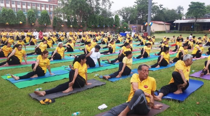 International Yoga Day:-नोएडा के जलवायु विहार में योग फॉर ऑल-जेवीसीसी चैप्टर के सदस्यों ने धूमधाम से मनाय अंतर्राष्ट्रीय योग दिवस