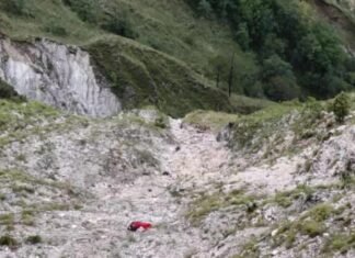 Pithoragarh Road Accident:-पिथौरागढ़ में भीषण सड़क हादसा,मुनस्यारी ब्लॉक के होकरा में बोलेरो कार गहरी खाई में गिरी,10लोगों की मौके पर मौत