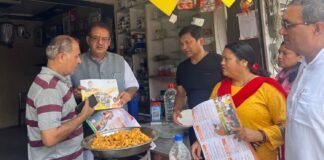 भाजपा के घर-घर संपर्क अभियान के तहत बूथ संख्या 136 में व्यापारियों एवं विशिष्ट लोगों से कैबिनेट मंत्री गणेश जोशी ने की मुलाकात