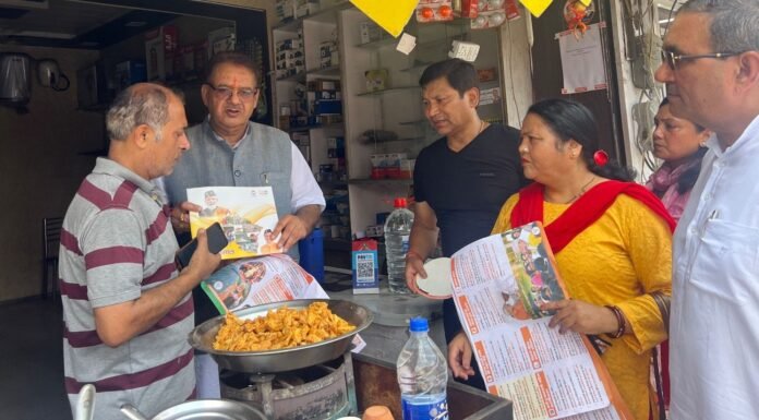 भाजपा के घर-घर संपर्क अभियान के तहत बूथ संख्या 136 में व्यापारियों एवं विशिष्ट लोगों से कैबिनेट मंत्री गणेश जोशी ने की मुलाकात