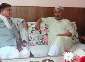 BJP Maha Jansampark Abhiyan:-भाजपा प्रदेश अध्यक्ष महेंद्र भट्ट ने लोकगायक नरेंद्र सिंह नेगी से की मुलाकात,केंद्र सरकार की नौ वर्ष की उपलब्धियों एवं राज्य सरकार के कामों से जुड़ी साहित्य सामग्री की भेंट