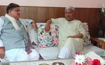 BJP Maha Jansampark Abhiyan:-भाजपा प्रदेश अध्यक्ष महेंद्र भट्ट ने लोकगायक नरेंद्र सिंह नेगी से की मुलाकात,केंद्र सरकार की नौ वर्ष की उपलब्धियों एवं राज्य सरकार के कामों से जुड़ी साहित्य सामग्री की भेंट