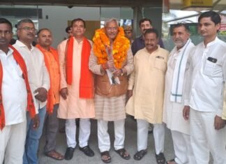 BJP Maha Jansampark Abhiyan:-वाराणसी पहुंचे उत्तराखंड के पूर्व मुख्यमंत्री त्रिवेंद्र रावत,पार्टी कार्यकर्ताओं ने किया जोरदार स्वागत