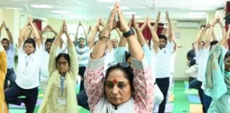 अंतरराष्ट्रीय योग दिवस पर विधानसभा अध्यक्ष ऋतु खण्डूडी ने विधान सभा भवन में विधानसभा के अधिकारियों एवं कर्मचारीयों के साथ किया योगाभ्यास