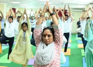 अंतरराष्ट्रीय योग दिवस पर विधानसभा अध्यक्ष ऋतु खण्डूडी ने विधान सभा भवन में विधानसभा के अधिकारियों एवं कर्मचारीयों के साथ किया योगाभ्यास