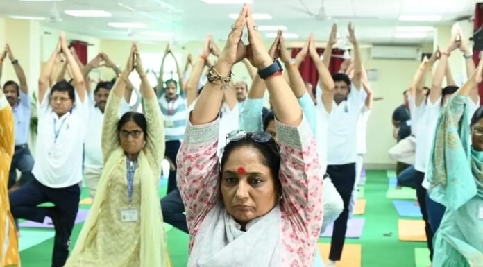अंतरराष्ट्रीय योग दिवस पर विधानसभा अध्यक्ष ऋतु खण्डूडी ने विधान सभा भवन में विधानसभा के अधिकारियों एवं कर्मचारीयों के साथ किया योगाभ्यास