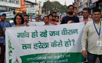 सामाजिक संस्था धाद के हरेला मार्च में उत्तराखण्ड के उजड़ते हुए गाँव और शहरीकरण के कारण काट रहे पेड़ों को लेकर की चिंता जाहिर