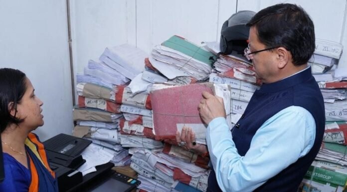 Uttarakhand:-मुख्यमंत्री पुष्कर धामी ने किया रजिस्ट्रार ऑफिस का औचक निरीक्षण,भूमि के दस्तावेजों में फर्जीवाड़ा करने वालों के विरूद्ध सख्त कार्रवाई करने के दिये निर्देश