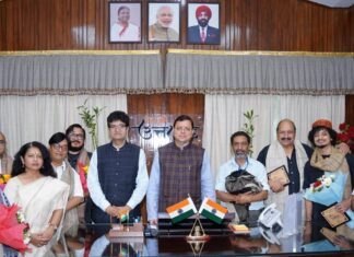 Uttarakhand:-केन्द्रीय फिल्म प्रमाणन बोर्ड के अध्यक्ष एवं प्रसिद्ध गीतकार प्रसून जोशी ने की सीएम पुष्कर धामी से भेंट,देहरादून में सांस्कृतिक केंद्र शुरू करने के लिए मुख्यमंत्री का व्यक्त किया आभार