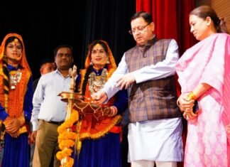 Uttarakhand:-सांस्कृतिक उत्सव निनाद की सांस्कृतिक संध्या में शामिल हुए सीएम धामी,13 जनपदों के जिला कार्यक्रम अधिकारियों हेतु नवीन विभागीय वाहनों का हरी झंडी दिखाकर किया रवाना