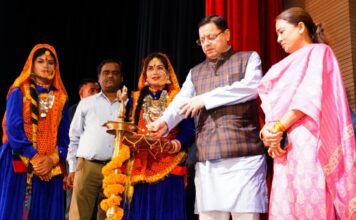 Uttarakhand:-सांस्कृतिक उत्सव निनाद की सांस्कृतिक संध्या में शामिल हुए सीएम धामी,13 जनपदों के जिला कार्यक्रम अधिकारियों हेतु नवीन विभागीय वाहनों का हरी झंडी दिखाकर किया रवाना