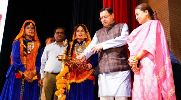 Uttarakhand:-सांस्कृतिक उत्सव निनाद की सांस्कृतिक संध्या में शामिल हुए सीएम धामी,13 जनपदों के जिला कार्यक्रम अधिकारियों हेतु नवीन विभागीय वाहनों का हरी झंडी दिखाकर किया रवाना