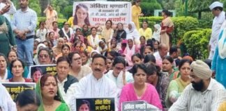 Ankita Bhandari Murder:-उत्तराखंड कांग्रेस ने हाईकोर्ट के सिटिंग जज के देखरेख में सीबीआई से कराए जाने को लेकर किया धरना प्रदर्शन