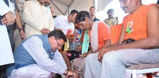 Kanwar Yatra 2023:-मुख्यमंत्री पुष्कर धामी ने उत्तराखण्ड आये शिवभक्त कांवड़ियों के चरण धोकर किया स्वागत