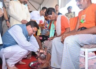 Kanwar Yatra 2023:-मुख्यमंत्री पुष्कर धामी ने उत्तराखण्ड आये शिवभक्त कांवड़ियों के चरण धोकर किया स्वागत