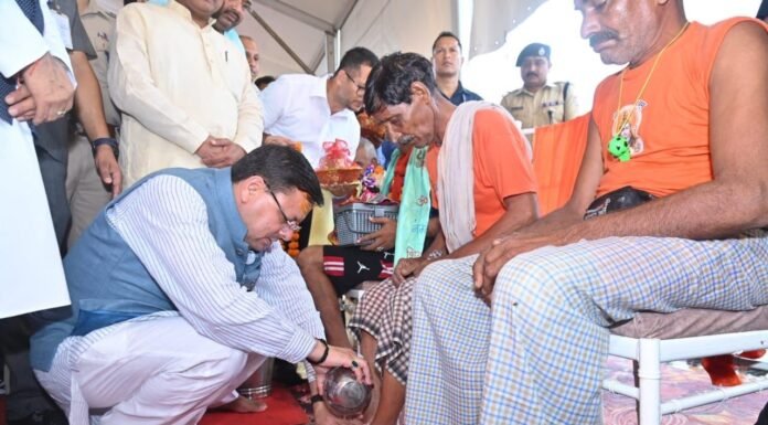 Kanwar Yatra 2023:-मुख्यमंत्री पुष्कर धामी ने उत्तराखण्ड आये शिवभक्त कांवड़ियों के चरण धोकर किया स्वागत