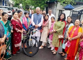 Uttarakhand:-महिला सुरक्षा व सशक्तिकरण को लेकर देशवासियों को जागरूक करने निकलीं पर्वतारोही आशा मालवीय ने पूर्व सीएम त्रिवेंद्र रावत से की मुलाक़ात