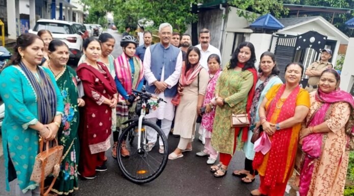 Uttarakhand:-महिला सुरक्षा व सशक्तिकरण को लेकर देशवासियों को जागरूक करने निकलीं पर्वतारोही आशा मालवीय ने पूर्व सीएम त्रिवेंद्र रावत से की मुलाक़ात