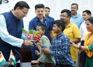 Uttarakhand:-पूर्व राज्यसभा सांसद तरुण विजय के नेतृत्व में वनवासी विद्यालय दून संस्कृति स्कूल में अध्ययनरत वनराजी समुदाय के छात्रों ने सीएम धामी से की भेंट