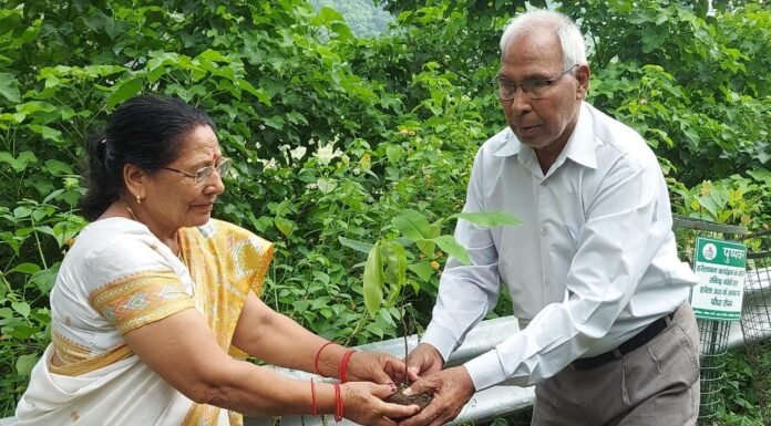 Uttarakhand:-धाद ने हरेला पर प्रारम्भ किया हरेला वन अभियान,100 फूलों के वृक्षों के साथ रखी गयी पुष्पवन की नींव,स्मृतिवन में लोगों ने रोपे अपने परिजनों के नाम से पौधे