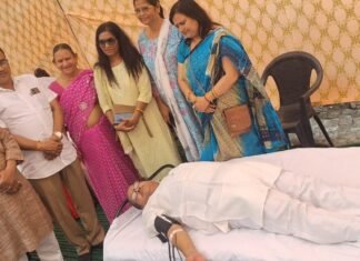 Uttarakhand:-पूर्व प्रधानमंत्री स्व.राजीव गांधी की जयंती पर कांग्रेस मुख्यालय में कांग्रेसियों ने किया रक्तदान,कार्यकर्ताओं ने दी श्रद्धांजलि