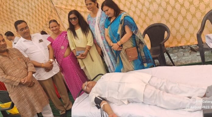 Uttarakhand:-पूर्व प्रधानमंत्री स्व.राजीव गांधी की जयंती पर कांग्रेस मुख्यालय में कांग्रेसियों ने किया रक्तदान,कार्यकर्ताओं ने दी श्रद्धांजलि