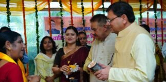 Uttarakhand:-‘मुख्यमंत्री सशक्त बहना उत्सव योजना’ के तहत सचिवालय में महिला स्वयं सहायता समूहों द्वारा लगाये गये राखी स्टॉलों का सीएम धामी ने किया अवलोकन