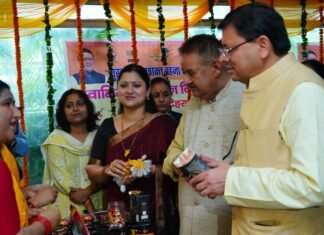 Uttarakhand:-‘मुख्यमंत्री सशक्त बहना उत्सव योजना’ के तहत सचिवालय में महिला स्वयं सहायता समूहों द्वारा लगाये गये राखी स्टॉलों का सीएम धामी ने किया अवलोकन