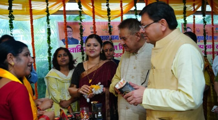 Uttarakhand:-‘मुख्यमंत्री सशक्त बहना उत्सव योजना’ के तहत सचिवालय में महिला स्वयं सहायता समूहों द्वारा लगाये गये राखी स्टॉलों का सीएम धामी ने किया अवलोकन