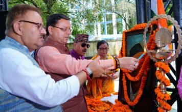 Uttarakhand:-मुख्यमंत्री पुष्कर धामी ने आजाद हिंद फौज के शहीद मेजर दुर्गा मल्ल की प्रतिमा एवं चित्र पर पुष्पांजलि अर्पित कर दी श्रद्धांजलि