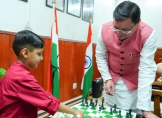 Uttarakhand:-सबसे कम उम्र के शतरंज खिलाड़ी तेजस तिवारी ने की सीएम धामी से भेंट