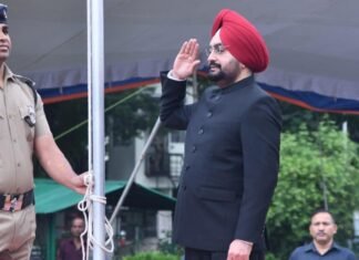 Uttarakhand:-मुख्य सचिव ने सचिवालय में अधिकारियों एवं कर्मचारियों की उपस्थिति में ध्वजारोहण कर दीं स्वतंत्रता दिवस की बधाई एवं शुभकामनाएं