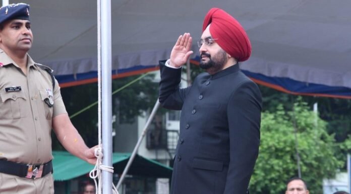 Uttarakhand:-मुख्य सचिव ने सचिवालय में अधिकारियों एवं कर्मचारियों की उपस्थिति में ध्वजारोहण कर दीं स्वतंत्रता दिवस की बधाई एवं शुभकामनाएं