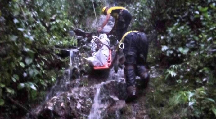 Uttarakhand:-पौड़ी के गुमखाल में दुःखद हादसा,गहरी खाई में गिरी कार 4 लोगों की मौके पर मौत,कोटद्वार-दुगड्डा मोटर मार्ग टूटने से हजारों लोग फंसे