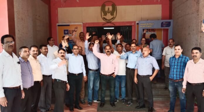 Uttarakhand:-देहरादून डिवीज़न इंश्योरेंस एंप्लॉईज यूनियन ने एल.आई.सी के मंडल मुख्यालय पर अपनी मांगों को लेकर किया गेट मीटिंग का आयोजन