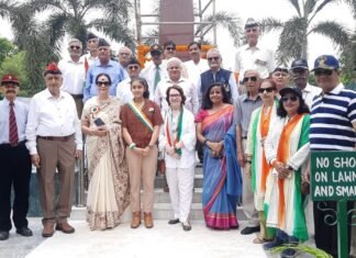 Independence Day:-77वें स्वतंत्रता दिवस पर नोएडा शहीद स्मारक पर शहीदों को अर्पित की गई पुष्पांजलि,समारोह में उपस्थित लोगों की आंखें हुई नम