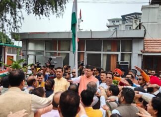 Independence Day:-भाजपा मुख्यालय में सीएम धामी ने किया ध्वजारोहण कहा-आपदा पीड़ितों की सेवा मे जुटे कार्यकर्ता