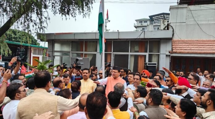 Independence Day:-भाजपा मुख्यालय में सीएम धामी ने किया ध्वजारोहण कहा-आपदा पीड़ितों की सेवा मे जुटे कार्यकर्ता