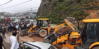 Tehri landslide:-चंबा में टैक्सी पार्किंग में भूस्खलन से तीन लोगों की मौत,रेस्क्यू ऑपरेशन जारी