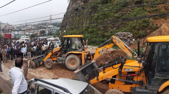 Tehri landslide:-चंबा में टैक्सी पार्किंग में भूस्खलन से तीन लोगों की मौत,रेस्क्यू ऑपरेशन जारी