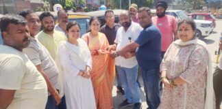Uttarakhand:-दून ऑटो रिक्शा यूनियन के पदाधिकारियों को भाजपा महिला मोर्चा के अध्यक्ष आशा नौटियाल ने बांधे रक्षा सूत्र