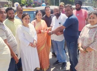 Uttarakhand:-दून ऑटो रिक्शा यूनियन के पदाधिकारियों को भाजपा महिला मोर्चा के अध्यक्ष आशा नौटियाल ने बांधे रक्षा सूत्र