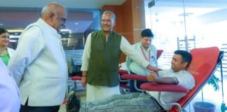 Dengue Attack:-देहरादून DIT विश्वविद्यालय में रक्तदान शिविर में छात्रों ने किया रक्तदान,पूर्व सीएम त्रिवेंद्र रावत ने कहा-डेंगू महामारी में रक्त के अभाव में किसी की मौत न हो,इसके लिए सबको आगे आना चाहिए