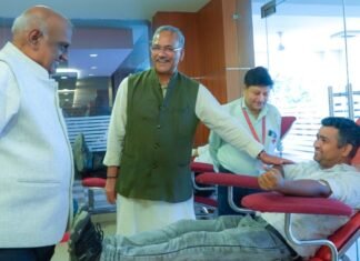 Dengue Attack:-देहरादून DIT विश्वविद्यालय में रक्तदान शिविर में छात्रों ने किया रक्तदान,पूर्व सीएम त्रिवेंद्र रावत ने कहा-डेंगू महामारी में रक्त के अभाव में किसी की मौत न हो,इसके लिए सबको आगे आना चाहिए