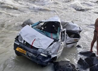 Uttarkashi Accident:-भागीरथी नदी में गिरी कार 4 लोगों की मौके पर ही मौत,घायलों का जिला अस्पताल में चल रहा है इलाज