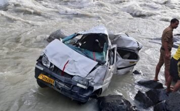 Uttarkashi Accident:-भागीरथी नदी में गिरी कार 4 लोगों की मौके पर ही मौत,घायलों का जिला अस्पताल में चल रहा है इलाज