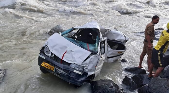 Uttarkashi Accident:-भागीरथी नदी में गिरी कार 4 लोगों की मौके पर ही मौत,घायलों का जिला अस्पताल में चल रहा है इलाज