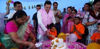 Uttarakhand:-दिल्ली से लौटते ही नेताजी सुभाष चंद्र बोस आवासीय बालिका छात्रावास पहुंचे सीएम धामी,अपने जन्मदिन की पूर्व संध्या बेसहारा और निर्धन बच्चों के साथ केक काट बिताया समय